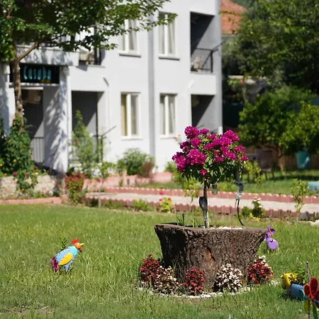 Casaba Hotel *